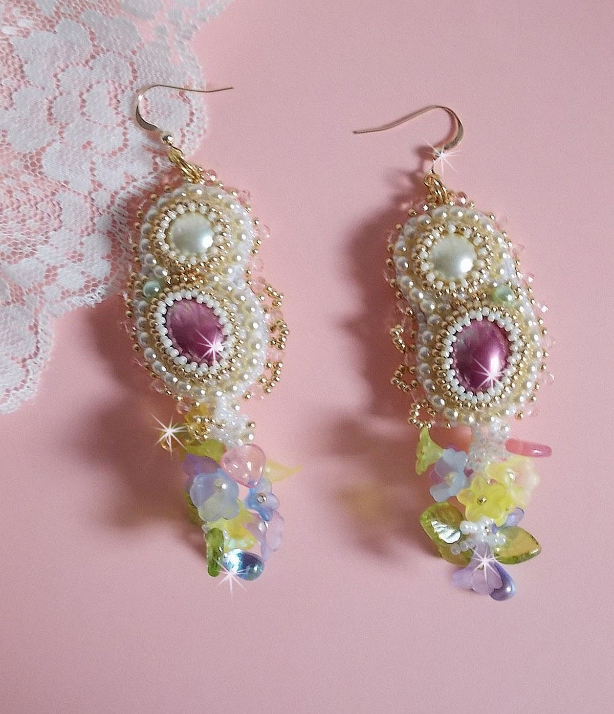 BO Envol&eacute;e Fleurie brod&eacute;es avec des cabochons ovales et ronds aux couleurs : Light Fuchsia et Ivoire, orn&eacute;s de perles rondes, fleurs Lucites et rocailles. Mont&eacute;es sur crochets en Gold Filled 14 carats