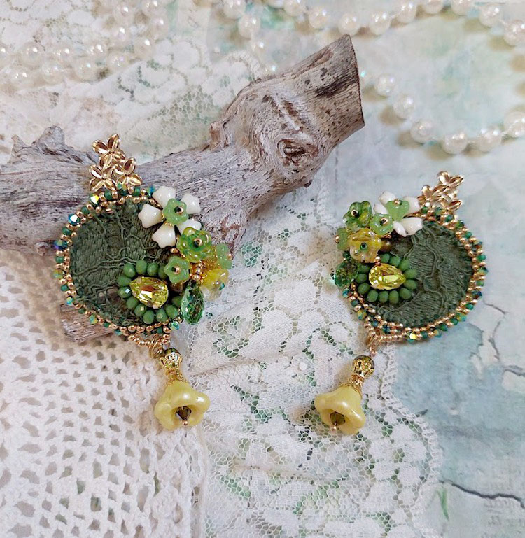 Boucles d'oreilles brodées fleurs, dentelle et perles Swarovski vertes.