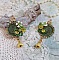 Boucles d'oreilles brodées fleurs, dentelle et perles Swarovski vertes.