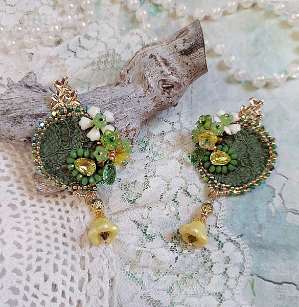 Boucles d'oreilles brodées fleurs, dentelle et perles Swarovski vertes.