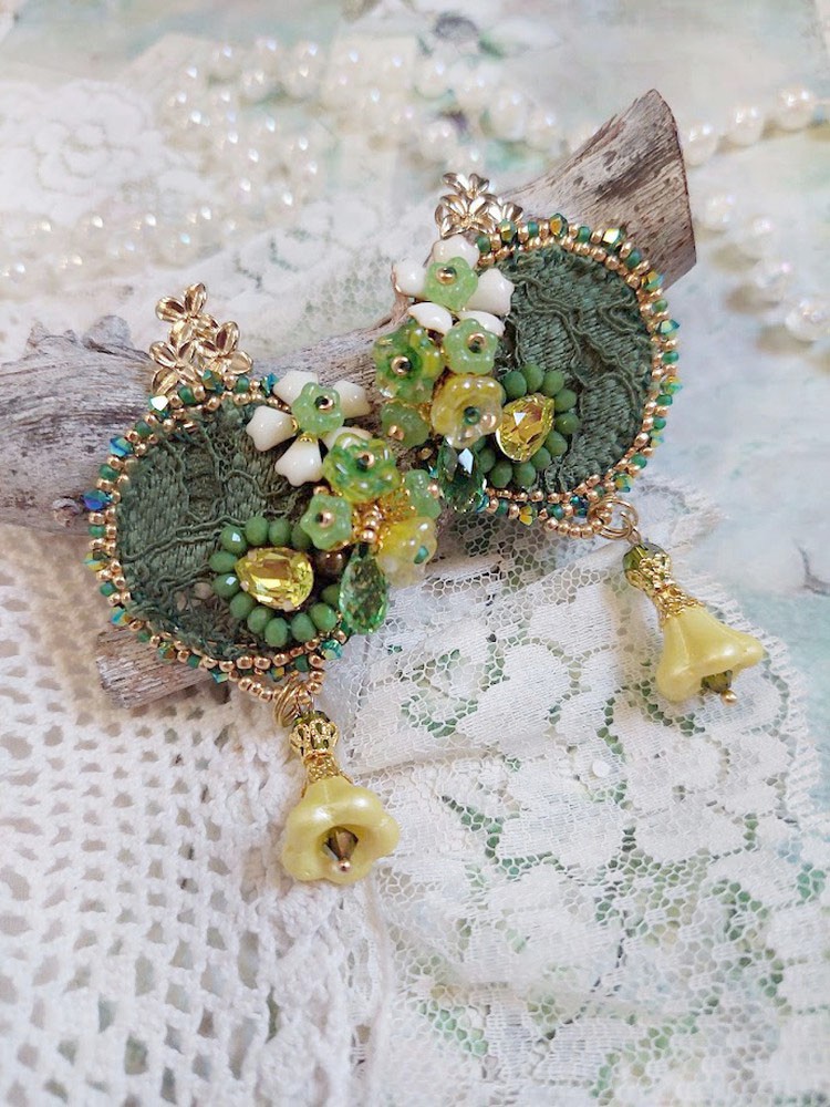 Boucles d'oreilles brodées en dentelle, fleurs et cristaux Swarovski.