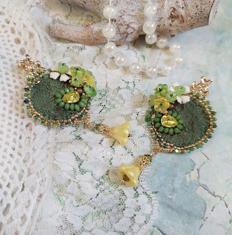 Boucles d'oreilles brodées fleurs, dentelle et perles Swarovski vertes.