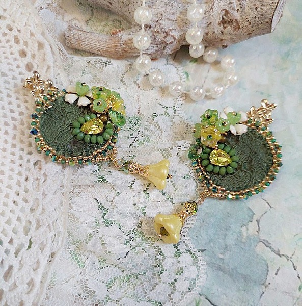 Boucles d'oreilles brodées fleurs, dentelle et perles Swarovski vertes.