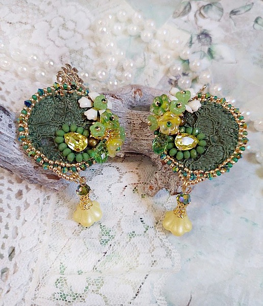 Boucles d'oreilles brodées en dentelle, perles et fleurs artisanales.