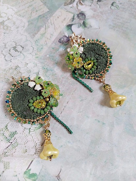 Boucles d'oreilles brodées, fleurs, dentelle et cristaux Swarovski verts.