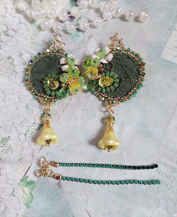 Boucles d'oreilles brodées fleurs, perles Swarovski et dentelle verte.
