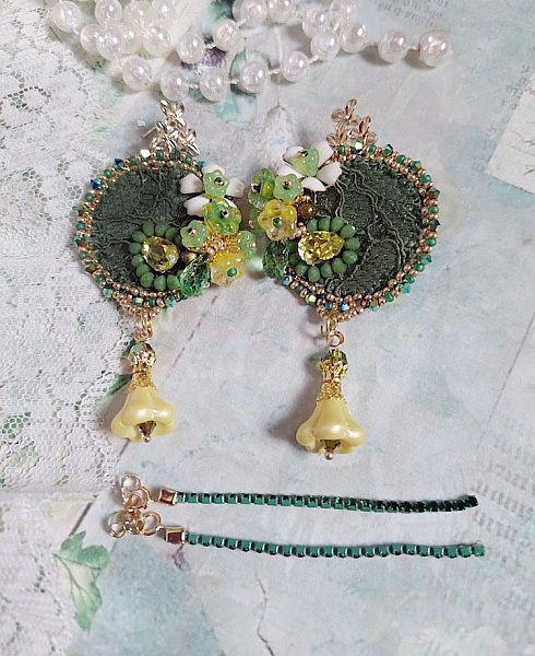 Boucles d'oreilles brodées fleurs, perles Swarovski et dentelle verte.