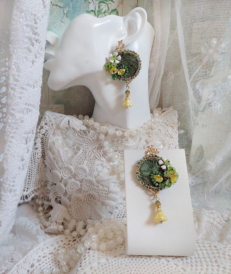 Boucles d'oreilles brodées fleurs, perles Swarovski et verre vert.