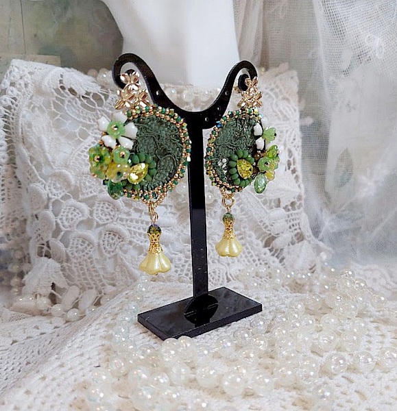 Boucles d'oreilles brodées avec fleurs, dentelle et perles Swarovski.