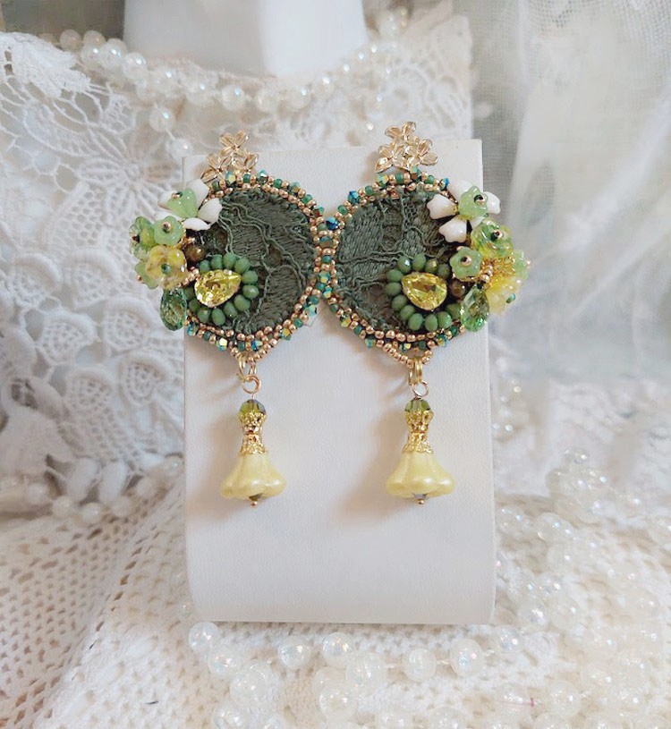 Boucles d'oreilles brodées en dentelle, perles et cristaux Swarovski.