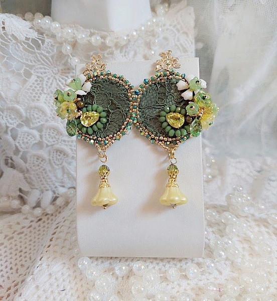 Boucles d'oreilles brodées en dentelle, perles et cristaux Swarovski.