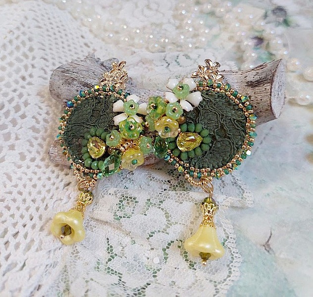 Boucles d'oreilles brodées fleurs, dentelle et perles Swarovski vertes.
