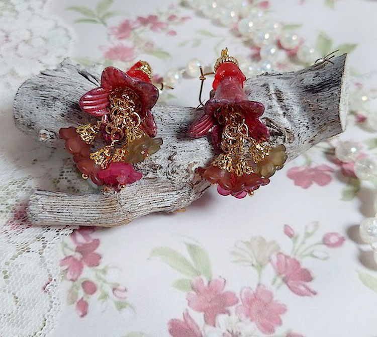 BO Esp&eacute;rance d&rsquo;un Jour avec des fleurs r&eacute;sine et synth&eacute;tique, cha&icirc;ne plaqu&eacute;e or, perles cristal Swarovski.