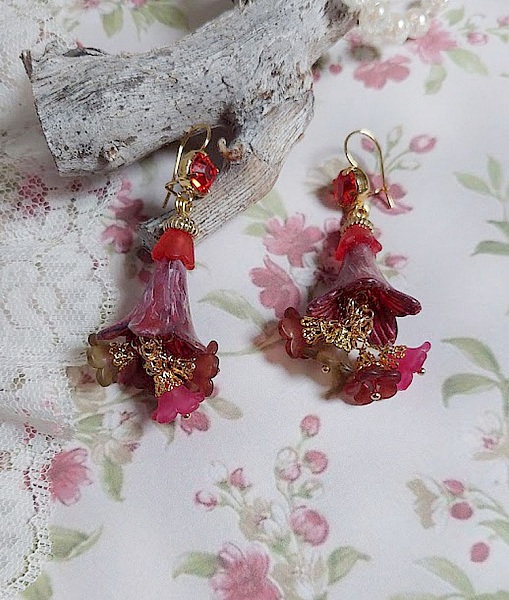 BO Esp&eacute;rance d&rsquo;un Jour avec des fleurs r&eacute;sine et synth&eacute;tique, cha&icirc;ne plaqu&eacute;e or, perles cristal Swarovski.