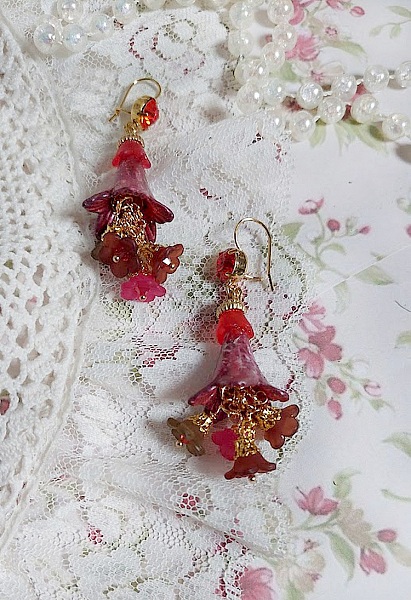 BO Esp&eacute;rance d&rsquo;un Jour avec des fleurs r&eacute;sine et synth&eacute;tique, cha&icirc;ne plaqu&eacute;e or, perles cristal Swarovski.