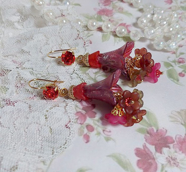 BO Esp&eacute;rance d&rsquo;un Jour avec des fleurs r&eacute;sine et synth&eacute;tique, cha&icirc;ne plaqu&eacute;e or, perles cristal Swarovski.
