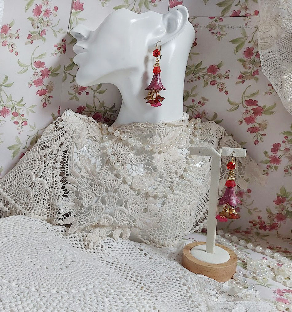 BO Esp&eacute;rance d&rsquo;un Jour avec des fleurs r&eacute;sine et synth&eacute;tique, cha&icirc;ne plaqu&eacute;e or, perles cristal Swarovski.