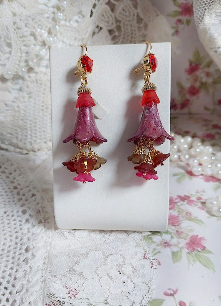 BO Esp&eacute;rance d&rsquo;un Jour avec des fleurs r&eacute;sine et synth&eacute;tique, cha&icirc;ne plaqu&eacute;e or, perles cristal Swarovski.