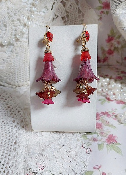 BO Esp&eacute;rance d&rsquo;un Jour avec des fleurs r&eacute;sine et synth&eacute;tique, cha&icirc;ne plaqu&eacute;e or, perles cristal Swarovski.