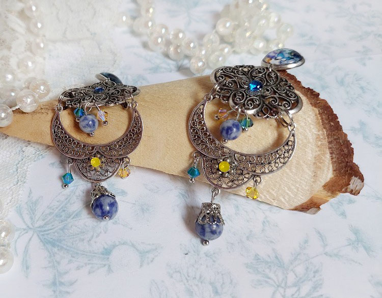 BO Il Etait une Fois cr&eacute;&eacute;es avec m&eacute;daillon m&eacute;tal et laiton, cabochons verres et perles cristal Swarovski 