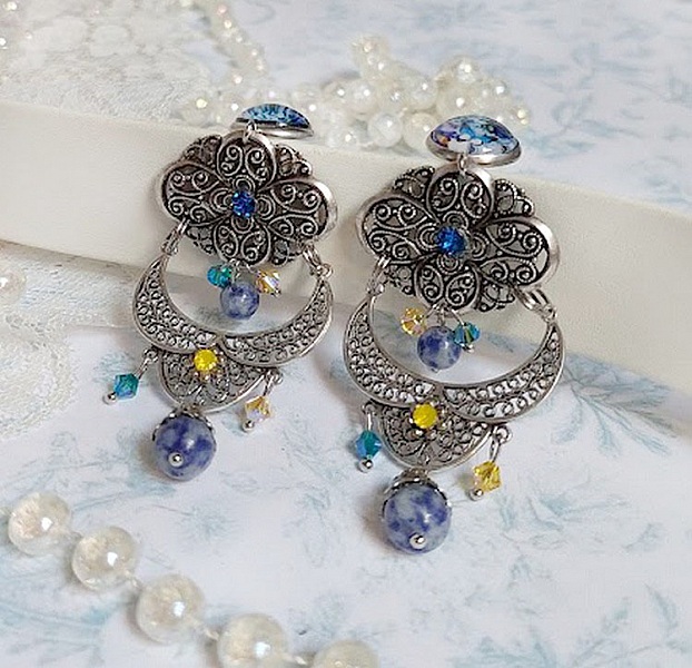 BO Il Etait une Fois cr&eacute;&eacute;es avec m&eacute;daillon m&eacute;tal et laiton, cabochons verres et perles cristal Swarovski 