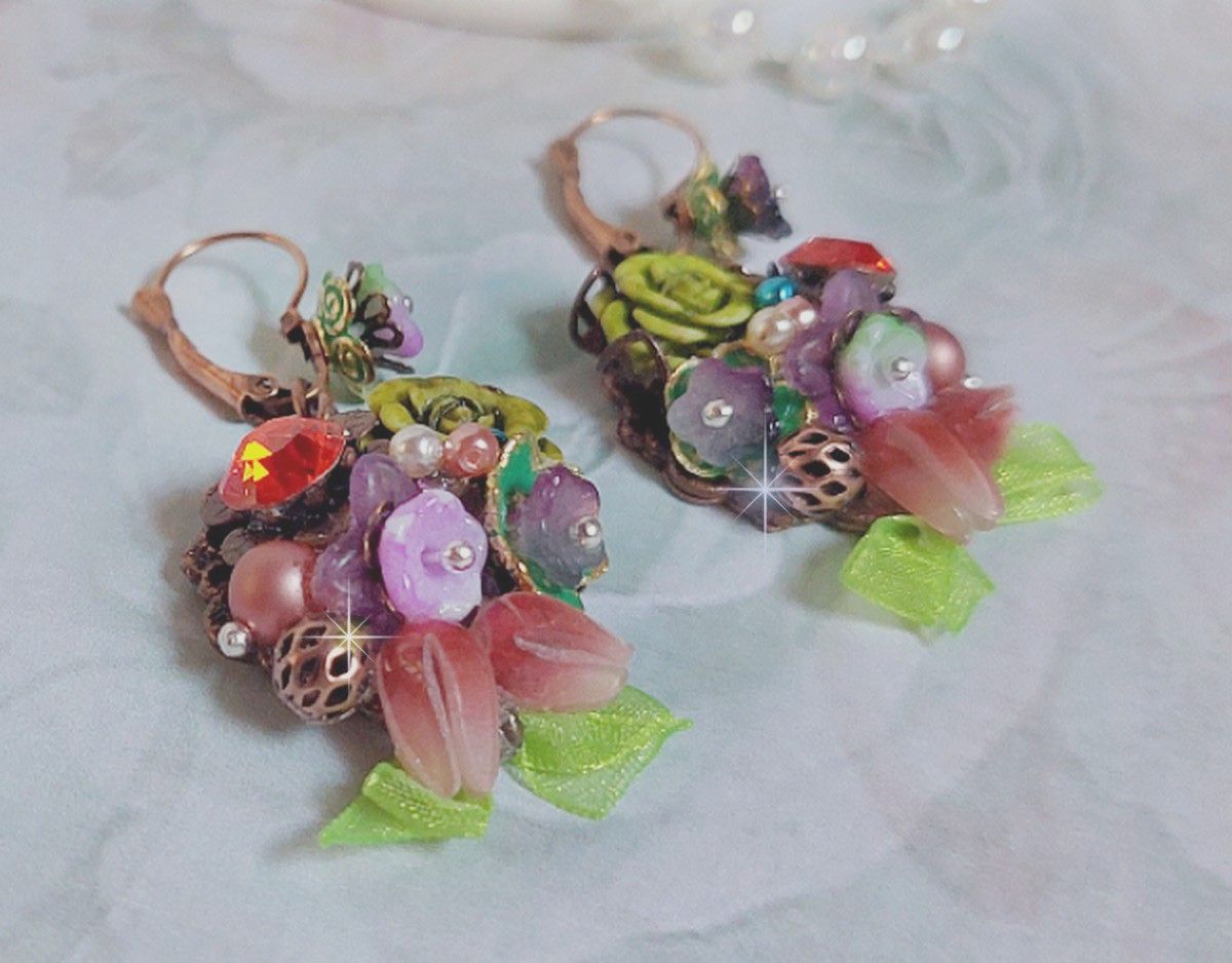 BO Fantasia de Fleurs cr&eacute;&eacute;es avec des Cristaux, des perles rondes nacr&eacute;es, des perles, clochettes en r&eacute;sine, en verre et du ruban Organza Anis
