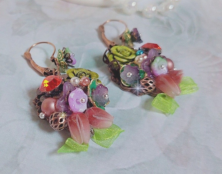 BO Fantasia de Fleurs cr&eacute;&eacute;es avec des Cristaux, des perles rondes nacr&eacute;es, des perles, clochettes en r&eacute;sine, en verre et du ruban Organza Anis