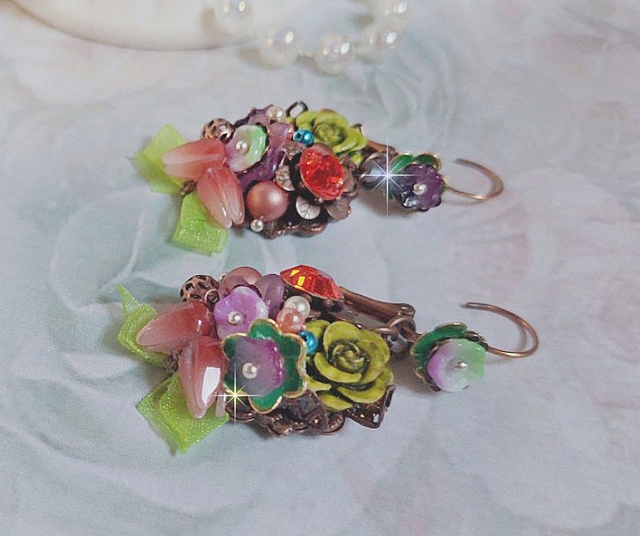 BO Fantasia de Fleurs cr&eacute;&eacute;es avec des Cristaux, des perles rondes nacr&eacute;es, des perles, clochettes en r&eacute;sine, en verre et du ruban Organza Anis