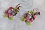 BO Fantasia de Fleurs cr&eacute;&eacute;es avec des Cristaux, des perles rondes nacr&eacute;es, des perles, clochettes en r&eacute;sine, en verre et du ruban Organza Anis