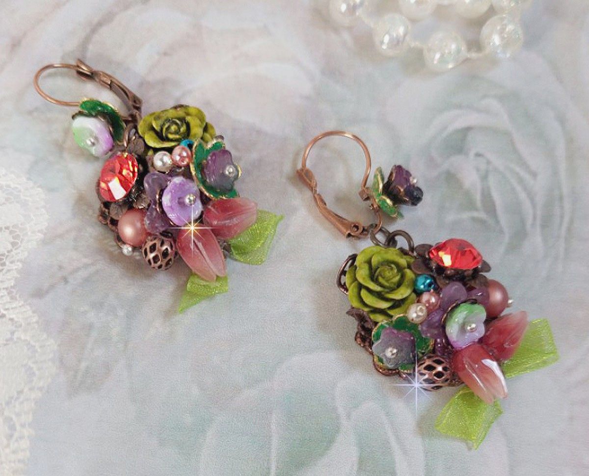 BO Fantasia de Fleurs cr&eacute;&eacute;es avec des Cristaux, des perles rondes nacr&eacute;es, des perles, clochettes en r&eacute;sine, en verre et du ruban Organza Anis