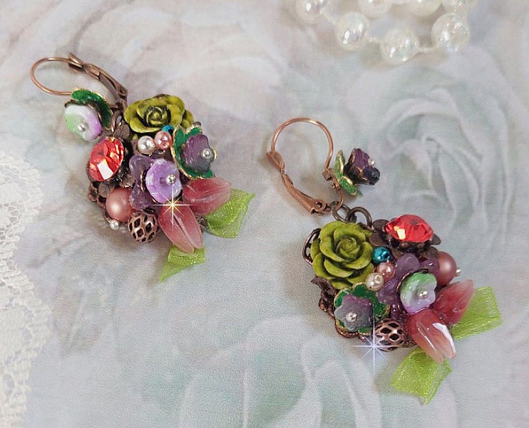 BO Fantasia de Fleurs cr&eacute;&eacute;es avec des Cristaux, des perles rondes nacr&eacute;es, des perles, clochettes en r&eacute;sine, en verre et du ruban Organza Anis