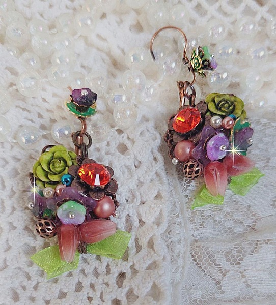 BO Fantasia de Fleurs cr&eacute;&eacute;es avec des Cristaux, des perles rondes nacr&eacute;es, des perles, clochettes en r&eacute;sine, en verre et du ruban Organza Anis