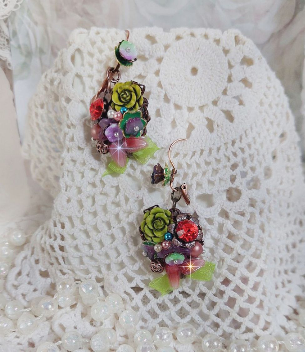 BO Fantasia de Fleurs cr&eacute;&eacute;es avec des Cristaux, des perles rondes nacr&eacute;es, des perles, clochettes en r&eacute;sine, en verre et du ruban Organza Anis