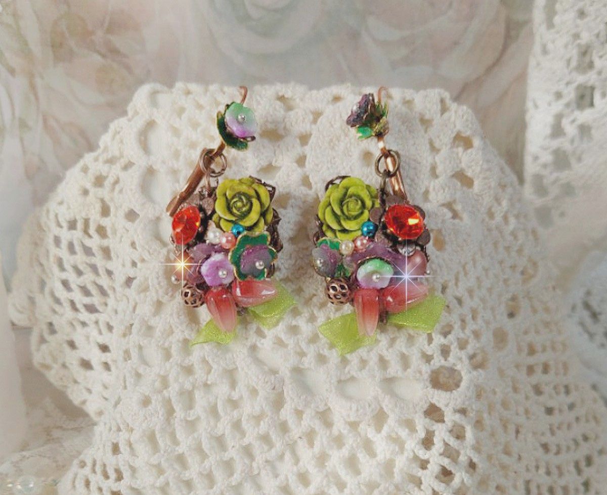 BO Fantasia de Fleurs cr&eacute;&eacute;es avec des Cristaux, des perles rondes nacr&eacute;es, des perles, clochettes en r&eacute;sine, en verre et du ruban Organza Anis