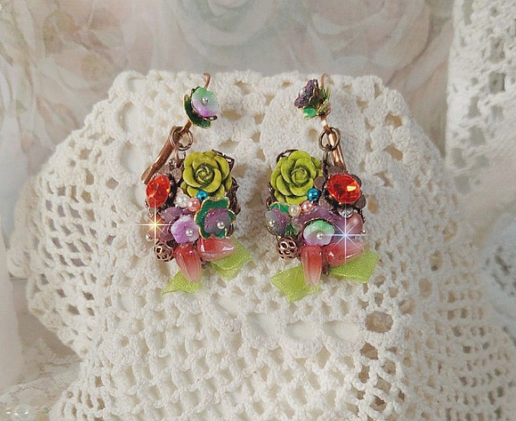 BO Fantasia de Fleurs cr&eacute;&eacute;es avec des Cristaux, des perles rondes nacr&eacute;es, des perles, clochettes en r&eacute;sine, en verre et du ruban Organza Anis