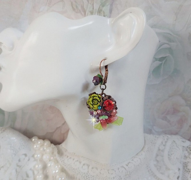 BO Fantasia de Fleurs cr&eacute;&eacute;es avec des Cristaux, des perles rondes nacr&eacute;es, des perles, clochettes en r&eacute;sine, en verre et du ruban Organza Anis