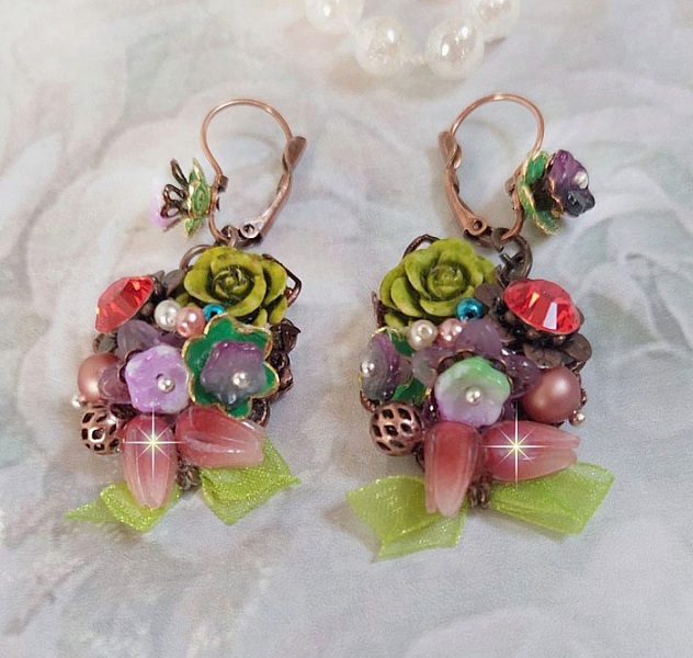 BO Fantasia de Fleurs cr&eacute;&eacute;es avec des Cristaux, des perles rondes nacr&eacute;es, des perles, clochettes en r&eacute;sine, en verre et du ruban Organza Anis