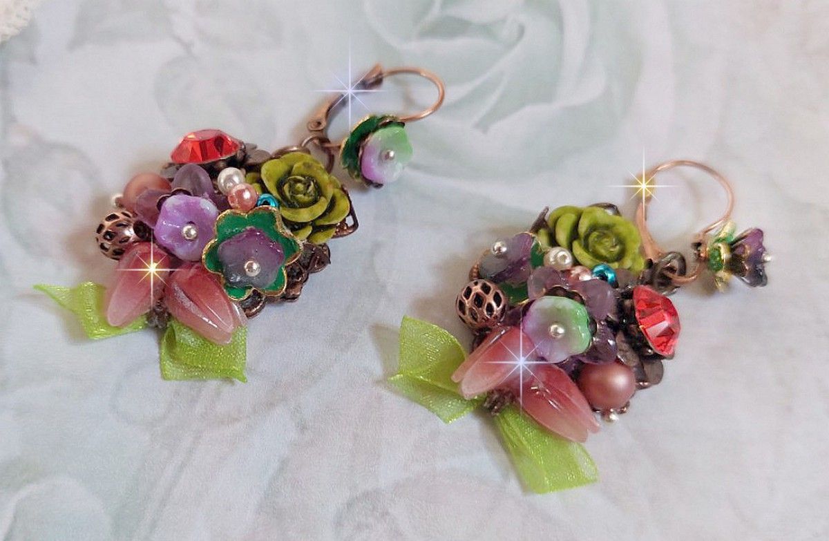 BO Fantasia de Fleurs cr&eacute;&eacute;es avec des Cristaux, des perles rondes nacr&eacute;es, des perles, clochettes en r&eacute;sine, en verre et du ruban Organza Anis