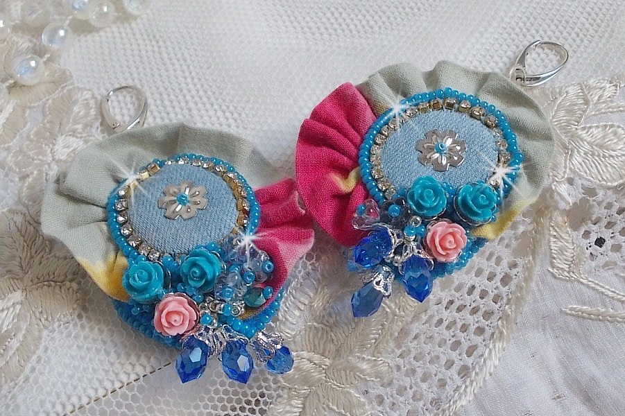 BO Far West brod&eacute;es avec du tissu en jean, du tissu mouchet&eacute; de couleur Bleu/Rose/Jaune et Vert, des roses en r&eacute;sine, des gouttes Saphir, une cha&icirc;ne strass avec des dormeuses en Argent 925