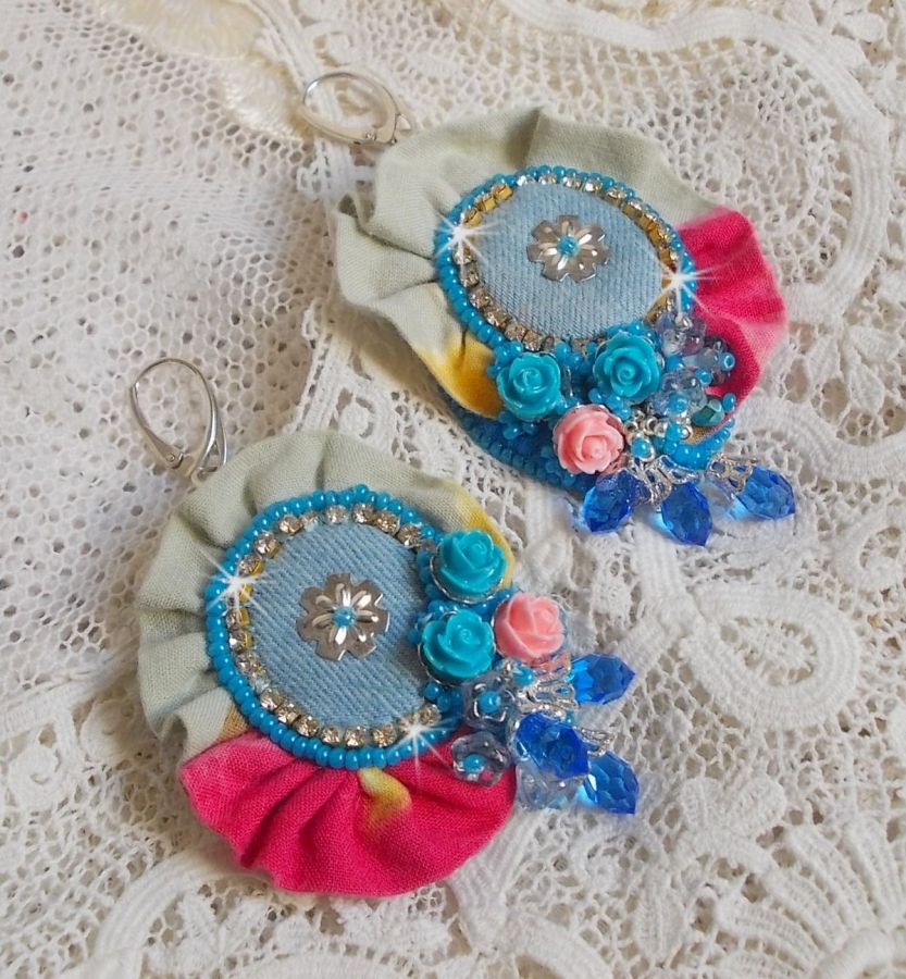 BO Far West brod&eacute;es avec du tissu en jean, du tissu mouchet&eacute; de couleur Bleu/Rose/Jaune et Vert, des roses en r&eacute;sine, des gouttes Saphir, une cha&icirc;ne strass avec des dormeuses en Argent 925