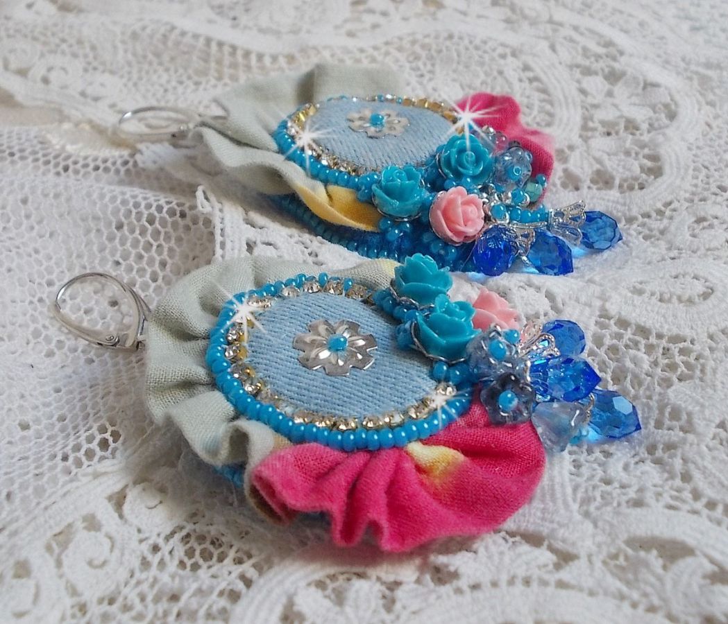 BO Far West brod&eacute;es avec du tissu en jean, du tissu mouchet&eacute; de couleur Bleu/Rose/Jaune et Vert, des roses en r&eacute;sine, des gouttes Saphir, une cha&icirc;ne strass avec des dormeuses en Argent 925