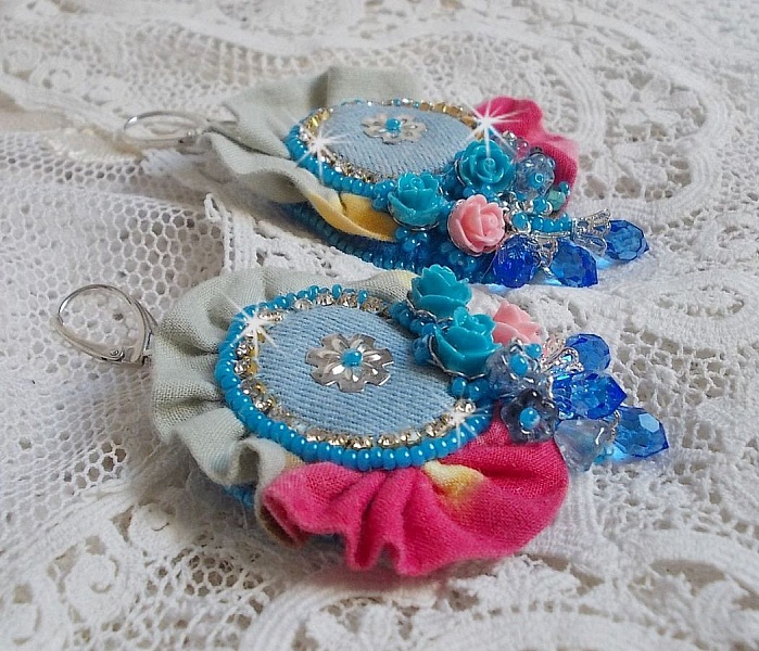 BO Far West brod&eacute;es avec du tissu en jean, du tissu mouchet&eacute; de couleur Bleu/Rose/Jaune et Vert, des roses en r&eacute;sine, des gouttes Saphir, une cha&icirc;ne strass avec des dormeuses en Argent 925