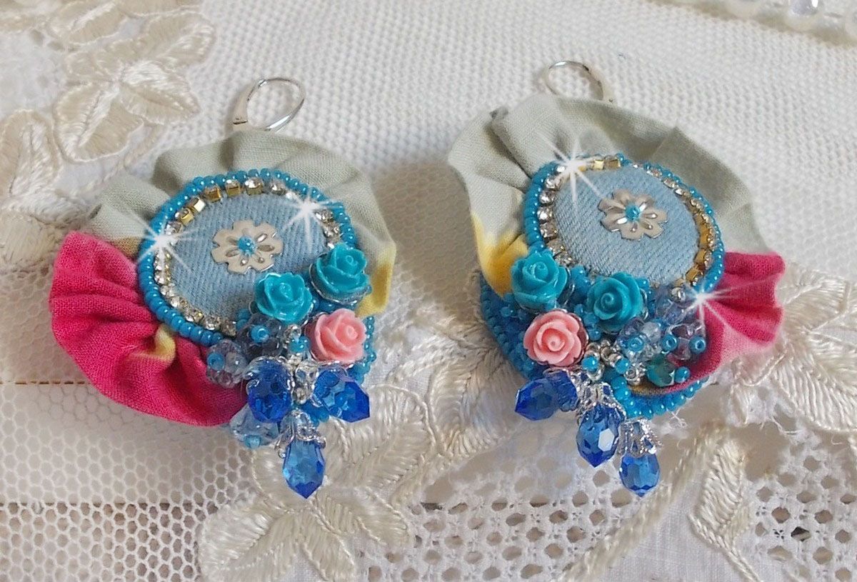BO Far West brod&eacute;es avec du tissu en jean, du tissu mouchet&eacute; de couleur Bleu/Rose/Jaune et Vert, des roses en r&eacute;sine, des gouttes Saphir, une cha&icirc;ne strass avec des dormeuses en Argent 925