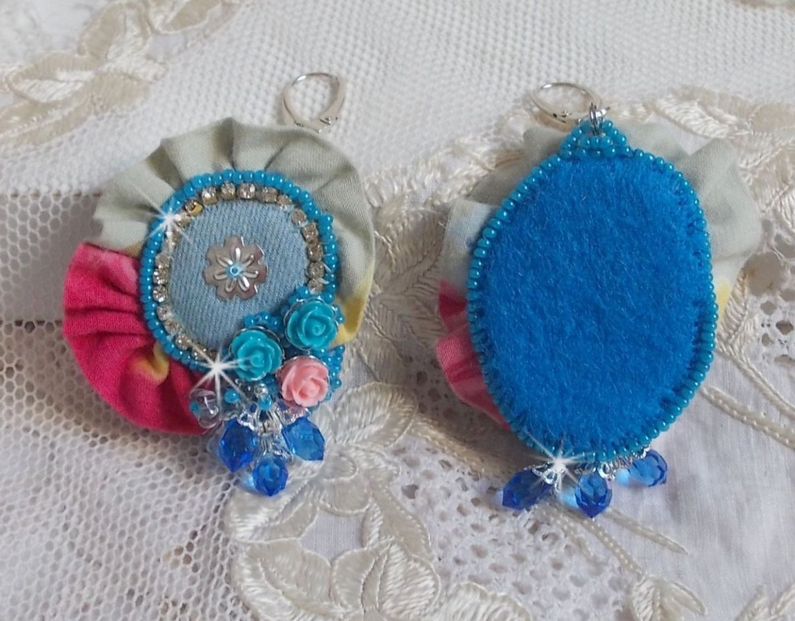 BO Far West brod&eacute;es avec du tissu en jean, du tissu mouchet&eacute; de couleur Bleu/Rose/Jaune et Vert, des roses en r&eacute;sine, des gouttes Saphir, une cha&icirc;ne strass avec des dormeuses en Argent 925
