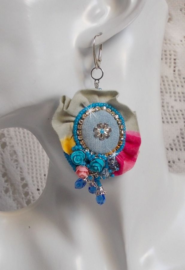 BO Far West brod&eacute;es avec du tissu en jean, du tissu mouchet&eacute; de couleur Bleu/Rose/Jaune et Vert, des roses en r&eacute;sine, des gouttes Saphir, une cha&icirc;ne strass avec des dormeuses en Argent 925