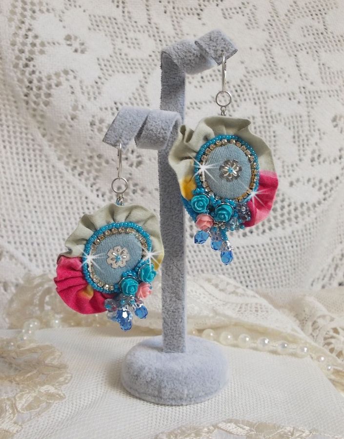 BO Far West brod&eacute;es avec du tissu en jean, du tissu mouchet&eacute; de couleur Bleu/Rose/Jaune et Vert, des roses en r&eacute;sine, des gouttes Saphir, une cha&icirc;ne strass avec des dormeuses en Argent 925