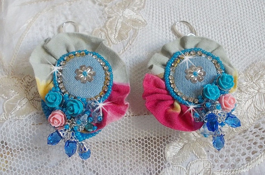 BO Far West brod&eacute;es avec du tissu en jean, du tissu mouchet&eacute; de couleur Bleu/Rose/Jaune et Vert, des roses en r&eacute;sine, des gouttes Saphir, une cha&icirc;ne strass avec des dormeuses en Argent 925