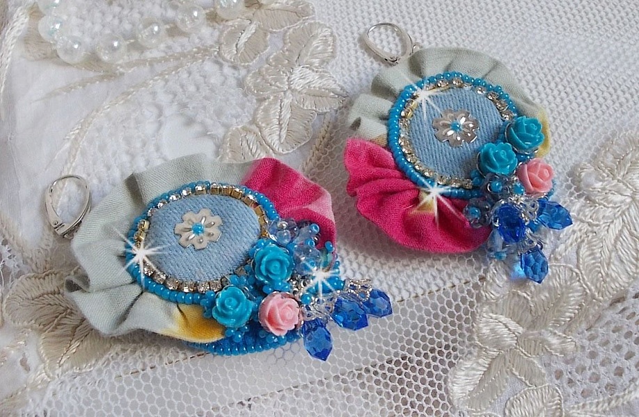 BO Far West brod&eacute;es avec du tissu en jean, du tissu mouchet&eacute; de couleur Bleu/Rose/Jaune et Vert, des roses en r&eacute;sine, des gouttes Saphir, une cha&icirc;ne strass avec des dormeuses en Argent 925