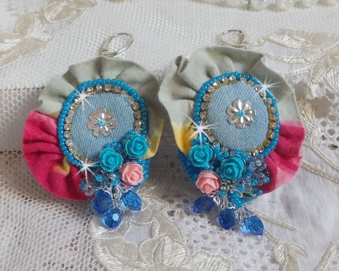 BO Far West brod&eacute;es avec du tissu en jean, du tissu mouchet&eacute; de couleur Bleu/Rose/Jaune et Vert, des roses en r&eacute;sine, des gouttes Saphir, une cha&icirc;ne strass avec des dormeuses en Argent 925