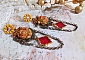 BO Feu de Lumi&egrave;re avec des cabochons roses de couleur Jaune et rouge en porcelaine, cristaux, mont&eacute;s sur estampes, feuilles en laiton, boucles marguerites &eacute;maill&eacute;es et pendentifs vitrail Rouge